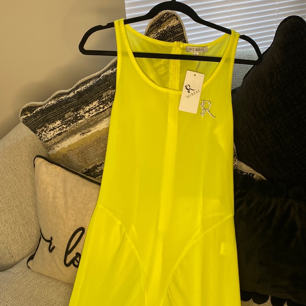 So real shear outfit set size xl and color is yellow.